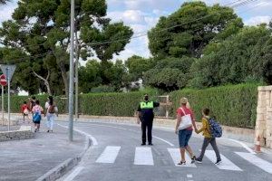 Alicante repinta los pasos peatonales de 85 centros educativos antes del inicio del curso escolar