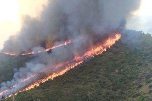 L'incendi de Begís es complica i demanen la intervenció de la UME