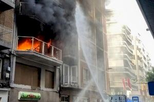 Nueve heridos al arder un edificio de 8 plantas en el centro de Elche