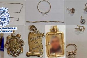 Roban 5.000 euros en joyas a una mujer en un mercadillo de Benidorm