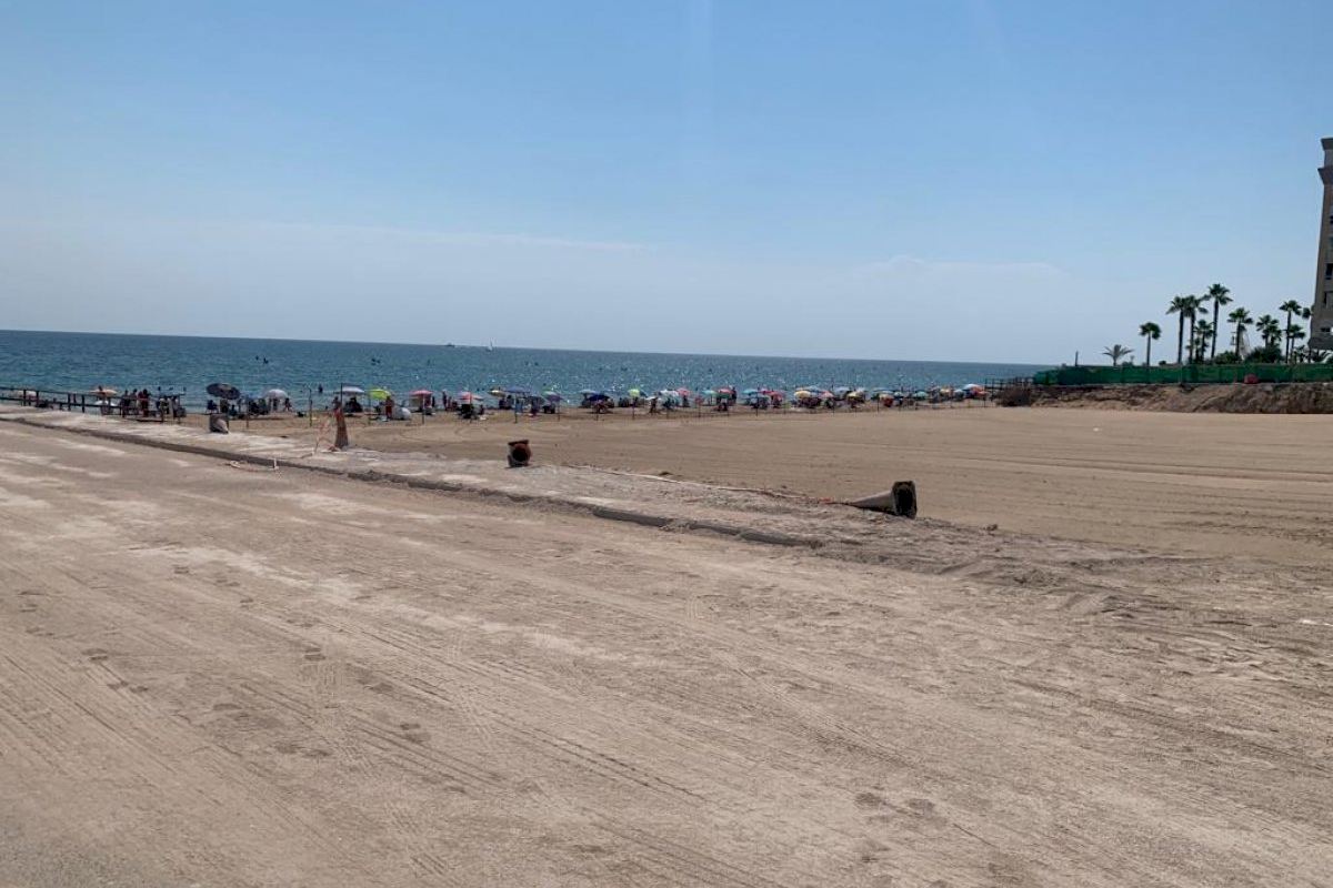 Costas inicia la regeneración ambiental de la parcela del hotel de Arenales del Sol con la reposición del campo dunar