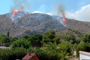 Evacuen un campament en deslligar-se un incendi forestal a Petrer