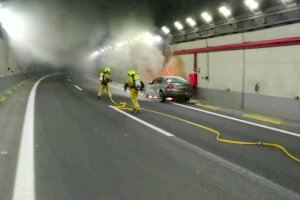 Un cotxe crema dins del túnel de la A-31 a Villena