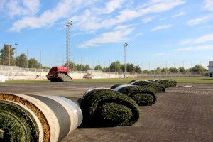 Nuevo césped artificial en el campo de fútbol del Polideportivo Municipal
