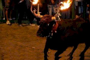 Náquera cancela sus actos taurinos tras encender dos niños el toro embolado