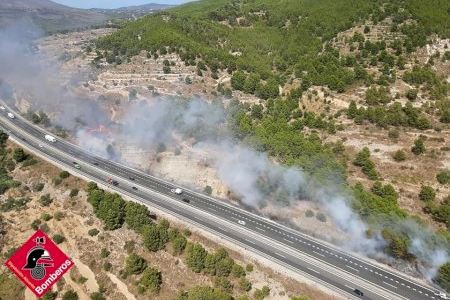 Extinguido el incendio forestal de Benissa que amenazaba con cortar la autopista