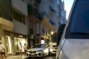 VÍDEO | Un camió es posa en un carrer sense espai a València i destrossa diversos cotxes