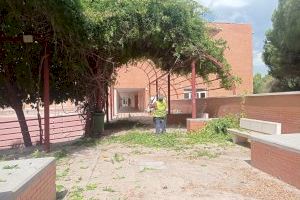 La brigada d'obres d'Almenara posa a punt els centres educatius de la localitat per al curs escolar
