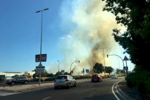 Un incendi a Castelló provoca una intensa fumera