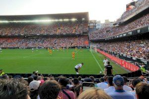 L'Associació Espanyola Contra el Càncer demana que es prohibisca fumar en els estadis de futbol