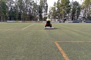 L'Ajuntament d'Almenara realitza les tasques prèvies per a la instal·lació de la nova gespa artificial en el camp de Futbol 8