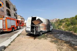 Un incendio de vegetación en Riba-roja afecta a una furgoneta con material inflamable