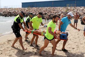 El servici de socorrisme i la Policia Local de platges realitzen un simulacre de salvament a la platja del Port de Sagunt