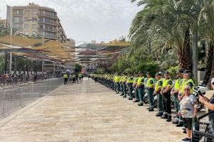 Agradecen la labor de la Guardia Civil encargada de la seguridad de la Vuelta Ciclista a España obsequiándoles con pines de la Dama de Elche