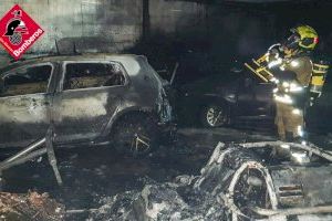 El incendio de una vivienda en Benidorm calcina tres coches y una motocicleta
