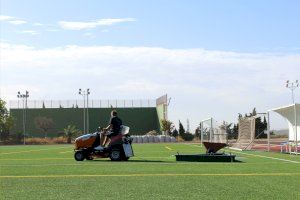 Novelda adquiere maquinaria para el mantenimiento del césped artificial de los campos de fútbol