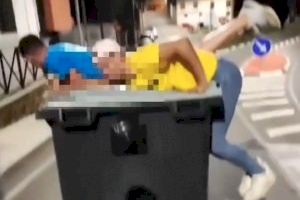 VIDEO | Unos jóvenes de Benassal se suben a un contenedor y se tiran por una cuesta