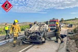 Excarcelan a un conductor atrapado tras volcar su coche en Orihuela