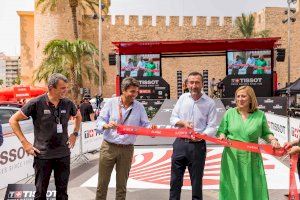 Más de 20.000 personas arroparon la Vuelta Ciclista a España en Elche