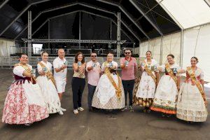 Vila-real apuesta por unas fiestas sostenibles con el reparto de vasos reciclables en colaboración con Caixa Rural