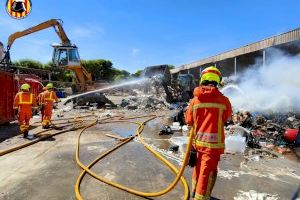 Tres trabajadores asistidos por inhalación de humo en un incendio industrial en Alcàsser