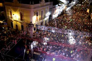 Más de 8.000 personas se dan cita en la noche de disfraces de Rafelbunyol