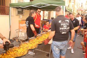 El concurso de paellas reúne a las peñas de Vila-real en las fiestas de la Virgen de Gracia