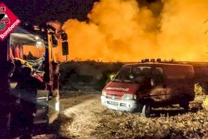 Un incendio devora un descampado lleno de rastrojos en Rojales