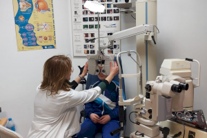 Las revisiones oculares permiten detectar problemas de visión en los niños que pueden afectar a su rendimiento escolar
