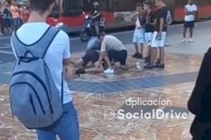 VÍDEO | Dues persones retenen a un lladre en el centre de València