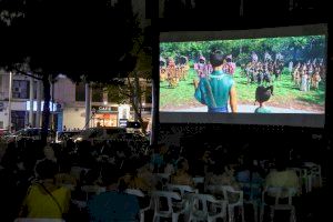 Más de 2.500 vecinos de Torrent disfrutan del ciclo de proyecciones ‘Cinema a la plaça’