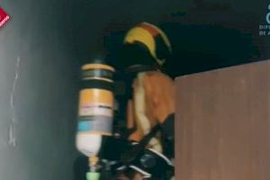 Los bomberos extinguen el incendio de una casa ocupa de Torrevieja