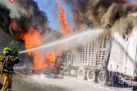 Un aparatoso incendio de un camión provoca grandes retenciones en plena A-7 en Castalla