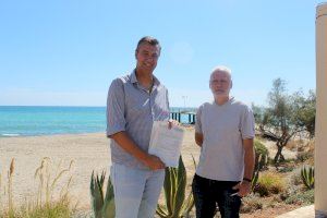 Xilxes firma el acta que formaliza la concesión de la pasarela de la playa