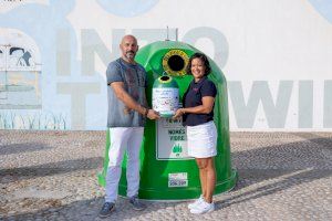 L’Alfàs entrega el miniglú  a la ganadora del concurso por el reciclaje #MovimientoBanderasVerdes