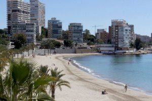 Asisten a un hombre semiahogado en la playa del Saladar de Alicante