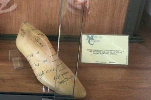 La horma original de los zapatos de lsabel II se expone en un museo alicantino