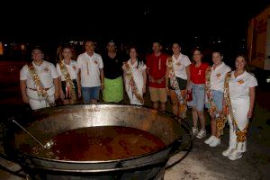 Las peñas de Vila-real degustan el tombet de bou del chef Santi Becerra