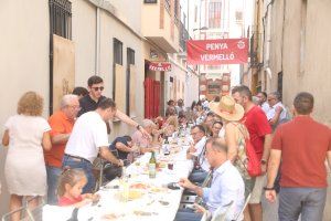 Desembarco de cargos socialistas en la Penya El Vermelló por las fiestas patronales de Vila-real