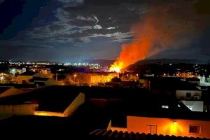 Los bomberos dan por controlado anoche el incendio de la Vall d’Alba