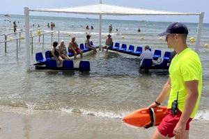 Santa Pola atiende a más de 4.200 personas durante el verano en los puntos de baño accesible