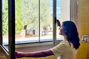 La alcaldesa revisa la instalación de mosquiteras en todas las ventanas del centro