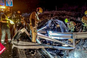 Aparatoso accidente en Alicante al salirse un coche de la vía y empotrarse contra el quitamiedos