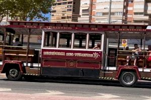 Ciudadanos exige la inmovilización del autobús-tranvía turístico que realiza rutas por Benidorm sin autorización