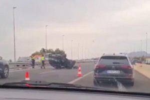 Un accidente entre dos coches en la A-70 en Elche deja tres heridos