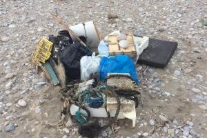 El mar saca del agua la basura en el Prat de Cabanes: Se acumulan boyas y cuerdas en la costa