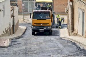 Elda inicia las obras para la mejora de la accesibilidad y el asfaltado de la calle Maestro Falla, en el barrio de Estación