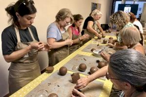 L’escola taller de ceràmica “Les Envernissadores” de Potries penja el cartell de complet