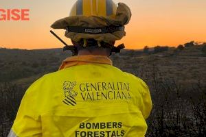 Los bomberos luchan contra el fuego en la Pobla de Tornesa y Coves de Vinromà
