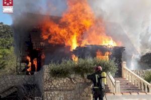 Un paorós incendi arrasa un habitatge de fusta a Xert